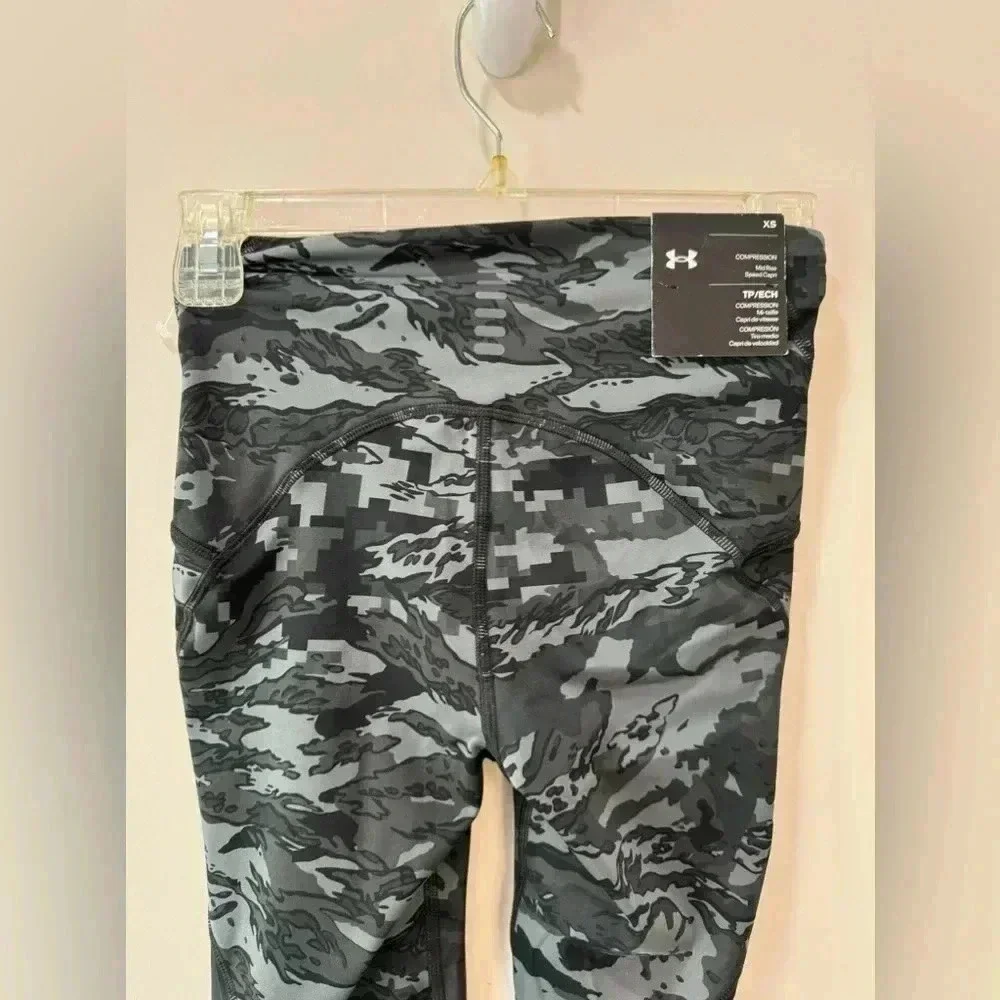 UnderArmour Black and White Print Compression Capri Leggings - Size XS